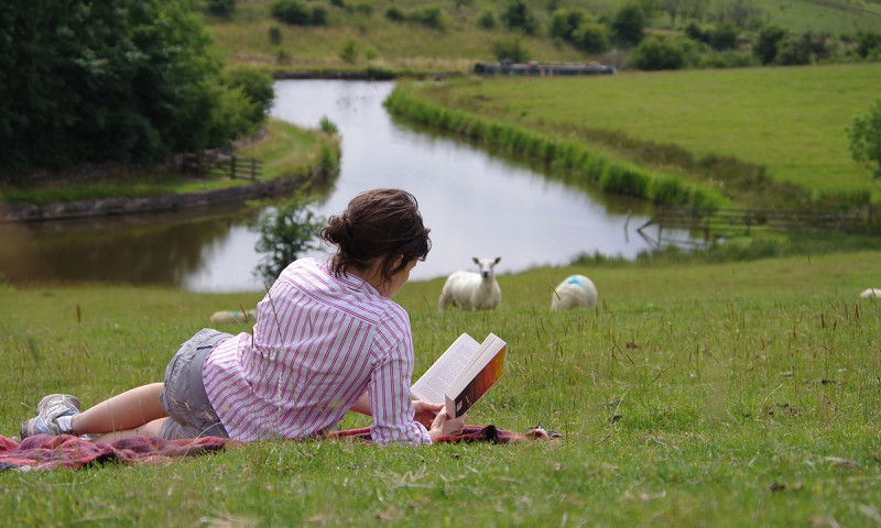 5 Reasons to Read Outdoors This Summer