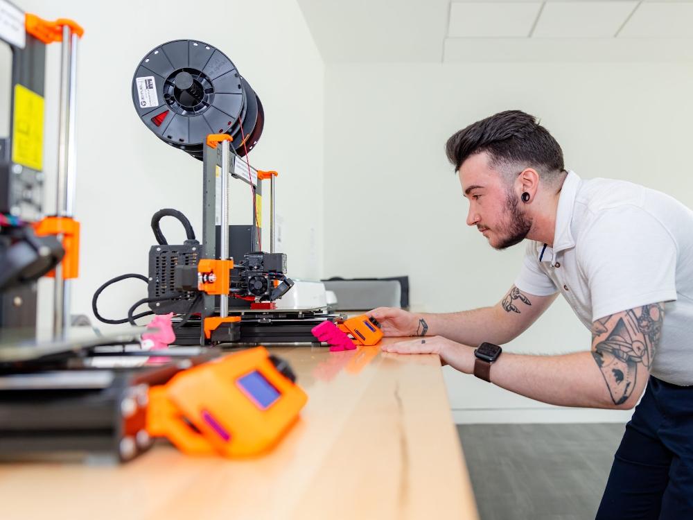 Man working with 3D printers in a lab